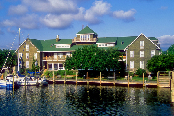 1587 & Tranquil House Inn Exterior