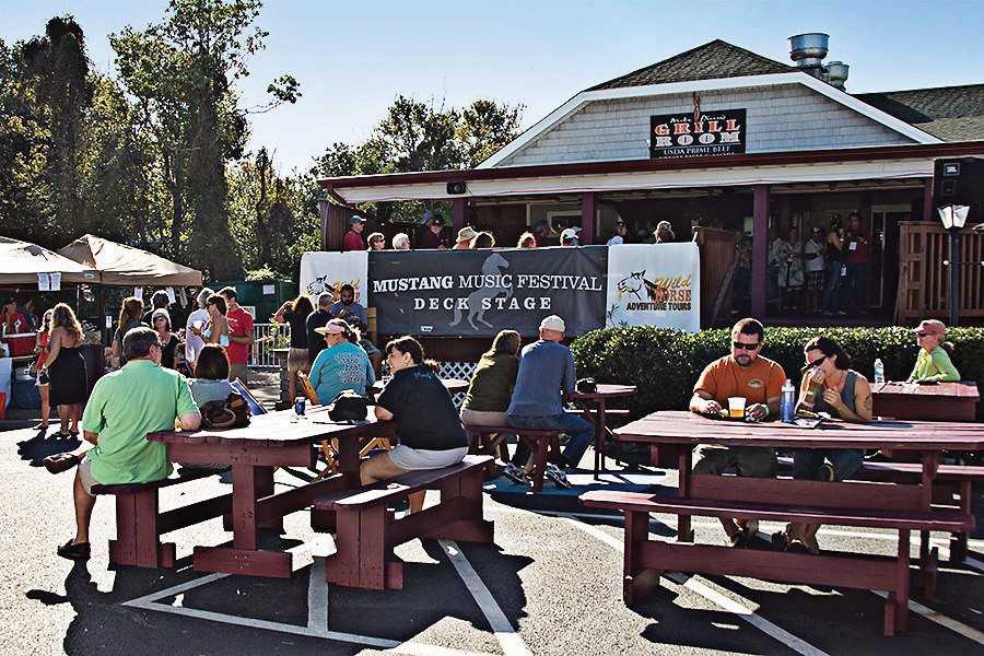 Mike Dianna's patrons enjoying live music on the outdoor deck stage