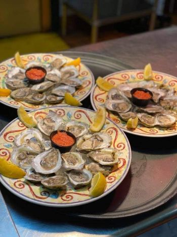 The Froggy Dog Restaurant & Pub, Oysters on the Half Shell