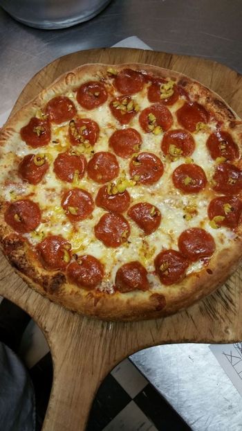 Cosmo's Pizzeria Outer Banks, 17" Pizza