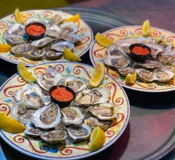 The Froggy Dog Restaurant & Pub, Oysters on the Half Shell