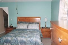 Queen size bed in a room at Wanchese Inn B&B