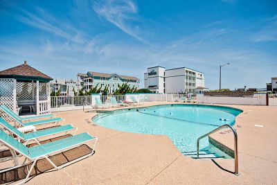 Outdoor pool at John Yancey Inn