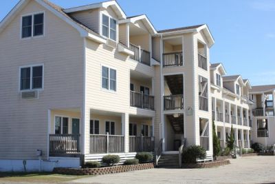 Exterior of Pony Island Motel