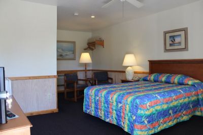 Room with queen bed at Pony Island Motel