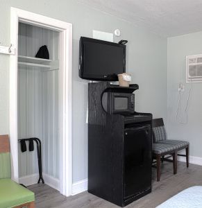 Colonial Inn Motel photo